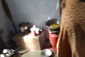 बहनें पहले व्यक्ति में अपने भाई को चूमती हैं । सेक्सी मूवी फुल एचडी