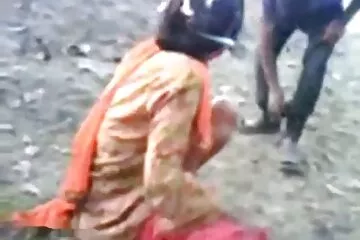उसके सौतेले भाई का एहसास नहीं था कि वह एक एशियाई सौतेली बहन जो एक मुखौटा पहने सेक्सी मूवी फिल्म फुल एचडी में हुए था चूमा था ।